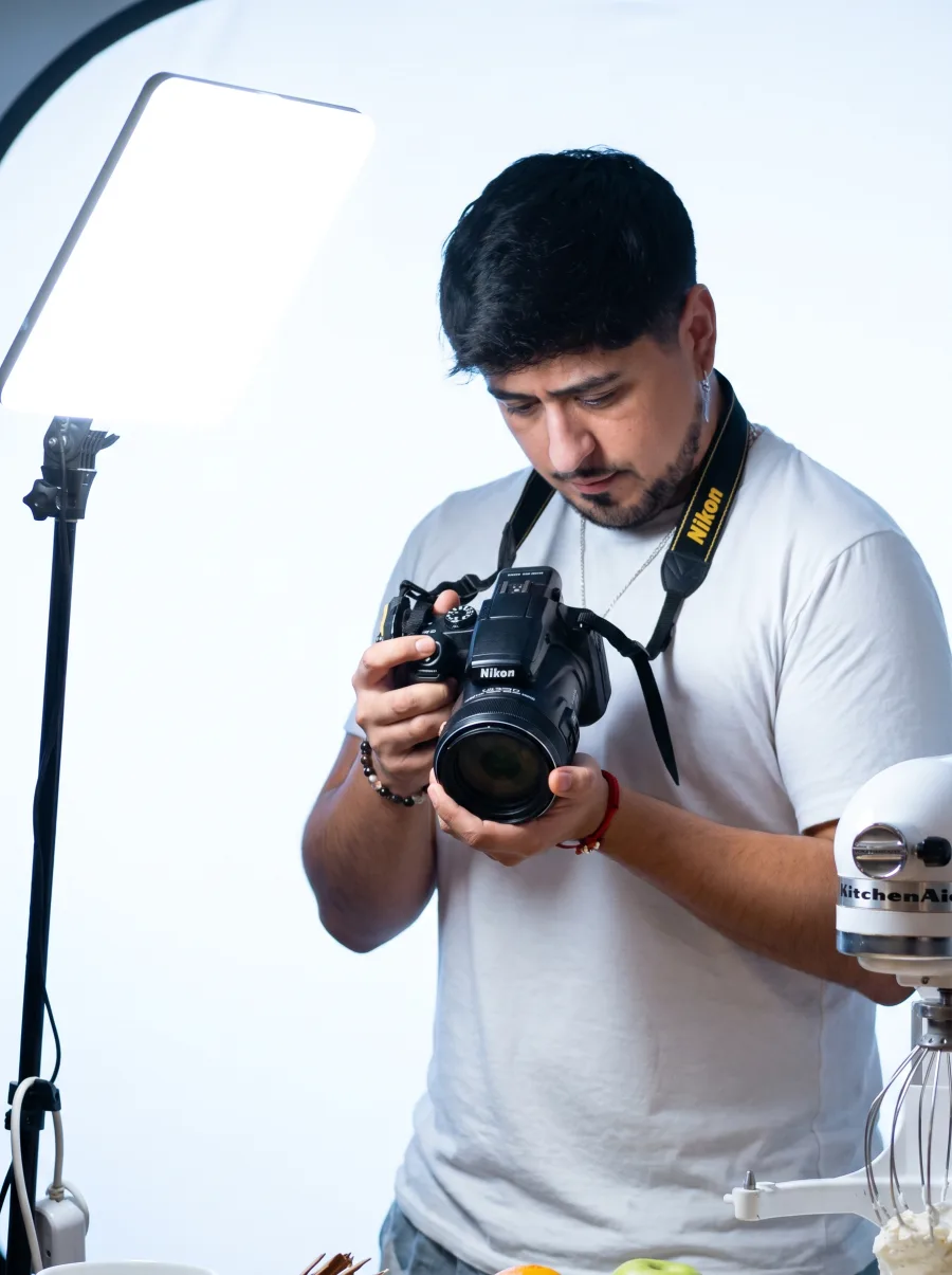 Alonso Espinosa, director creativo y socio fundador de IPSOFACTS
